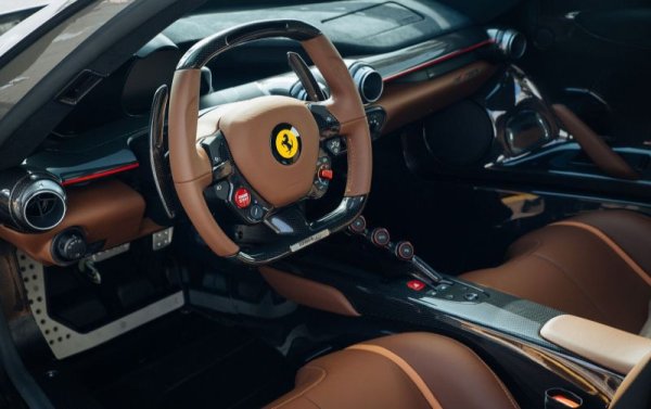 Това е и моделът, за който ще се сещаме с носталгия през новото десетилетие, в което нови подобни автомобили вече ще са немислими заради още по-строгите изисквания за изпусканите в атмосферата вредни въглеродни емисии. И докато новото 812 Superfast е най-бързият сериен автомобил на марката, засега LaFerrari остава моделът, който определяме като “Ферарито”.
