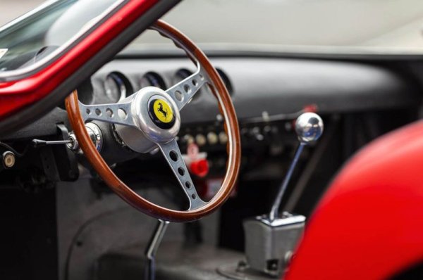 От този Coupe модел с V12 двигател са произведени само 39 бройки в периода 1962 &ndash; 1964, което заедно с успеха му на пистата днес го превръща не само най-скъпата и търсена от колекционерите кола на Ferrari, но и изобщо в най-скъпия автомобил на планетата. Преди няколко години един от екземплярите бе продаден за умопомрачителните 70 милиона щатски долара. 
