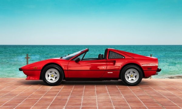 Това не е нито най-бързият, нито най-добре държащият се на пътя модел на Ferrari, но безспорно е един от най-известните. През 80-те 308 GTS се превръща в символ на успеха, заради ролята си в редица популярни филми. 
