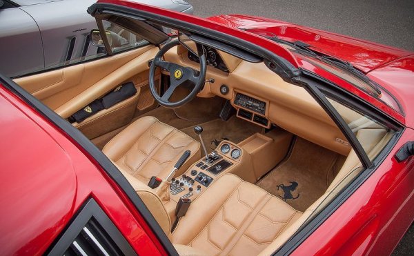 Това е и първото Ferrari със средно разположен V8 двигател, което освен всичко друго, помага на италианците да пренесат част от технологиите от Формула 1 на пътя.
