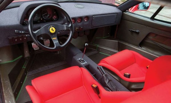 Това е и първият сериен автомобил, който преодолява бариерата от 300 км/ч. Двигателят е 2.9-литров туин турбо V8, а купето изглежда драматично и е конструирано от въглеродни влакна, кевлар и алуминий. F40 се превръща в определение за суперавтомобил през 80-те, както и в дядото на F50, Enzo и LaFerrari. Именно този автомобил е и причината McLaren да се захванат с разработката на култовия F1.
