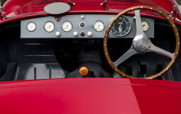 В случая той има 1.5 литра работен обем и е проектиран от бившия колега на Ферари в Alfa Romeo &ndash; Джоакино Коломбо. Според модерните стандарти, мощността от 117 к.с. не подхожда на модел на Ferrari, но тук трябва да се уточни, че 125 S тежал едва 650 кг. Съотношението килограм/конска сила било достатъно на колата, за да спечели Гран при на Рим и да постави началото на една легенда. Легендата Ferrari.
