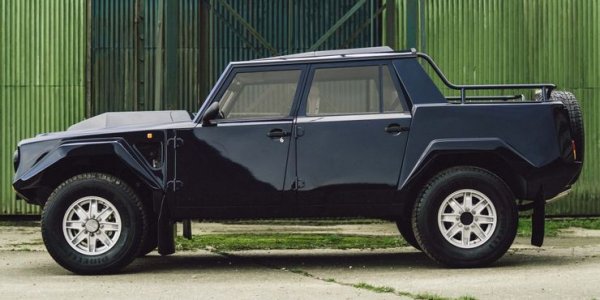 Всъщност, самата идея за SUV на Lamborghini е нелепа. Той използва двигателя на Countach, ръчна скоростна кутия, а модулът на стерео-уредбата е монтиран на тавана. Приятелите ви седят отделението за багаж, където има релси, на които се държат.