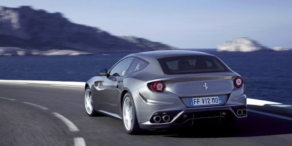 Освен това, Ferrari FF разполагаше и с багажник, а също така е и първият модел на италианския производител на спортни коли, който е оборудван със система за задвижване на четирите колела (AWD). Определено интересна кола, но и доста странна кола. Същото се отнася и за нейния наследник GTC4 Lusso. За съжаление, неговото производство ще бъде спряно, за да направи място на SUV-модела Purosangue.