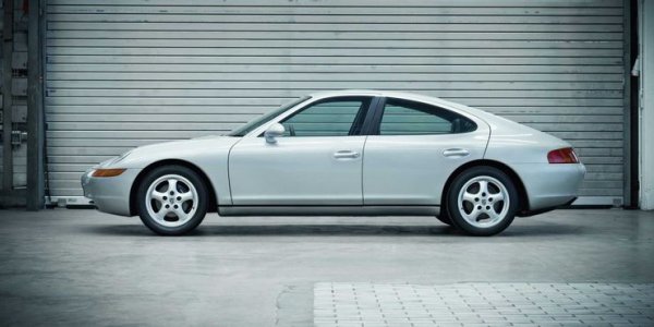 Първоначално Porsche 989 е представен като голям премиум-модел, който да повтори успехите на 928 от 80-те години. Прототипът е построен на чисто нова платформа и разчита на V8 двигател с около 300 конски сили. В крайна сметка обаче проектът беше замразен от ръководството на германския производител на спортни коли.