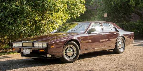 Този Aston Martin изобщо не беше предвиден да се казва Aston Martin, а само Lagonda. Но тъй като е създаден и произведен от британската компания, подобно нещо изглеждаше абсолютно нелепо. Освен това, машината имаше един от най-странните дизайни, особено за седан.