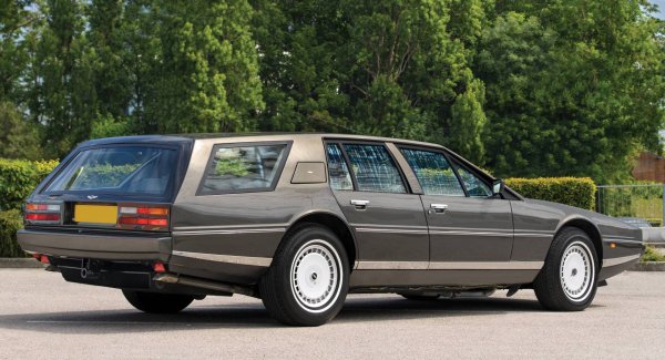 Някои от чертите на Lagonda са наистина нелепи. Километражът, отбелязващ пробега на колата, например е под капака (със същия успех можеше да е модула на задните габарити, например). Доста безумно решение, което само доказва, че това е един много странен автомобил. На всичко отгоре, от него беше произведена и ограничена серия комбита.