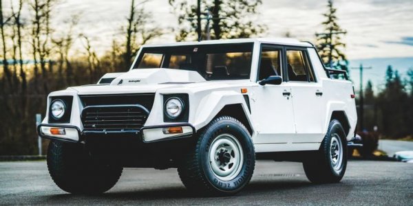 Първият SUV на Lamborghini е еволюция на предложеното от тях военно превозно средство от няколко години преди това. От всъдехода LM002 е произведена ограничена серия в края на 80-те години и както и да погледнете този автомобил, той винаги изглежда нелепо.
