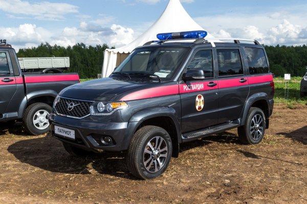 Точно на обратно, представеният през 2005 година по-голям и по-модерен UAZ Patriot, започва живота си като цивилен автомобил, предназначен за експлоатация в тежки условия и селските райони на Русия. Но дори преди представянето на гражданската версия руските военни вече имат готови армейски концепции на негова база още през 2003 г.