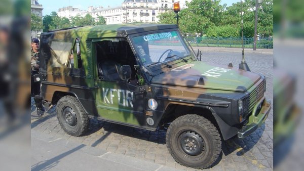 Ето и още един французин. През 1984 г. в гамата на Peugeot се появи всъдеходът P4, който подозрително приличаше на Mercedes G-Klasse за Бундесвера. Никой обаче не скри факта на лицензираното копиране: няколкото панела на каросерията на P4, специалната оптика и други дреболии, бяха малкото, които го отличаваха от армейския Mercedes. Имаше обаче и още нещо: P4 бе оборудван със френски двигатели (дву- и 2,5-литрови) от моделите Peugeot 504 и 604. Правителството пък категорично забрани продажбата на всъдехода в чужбина.