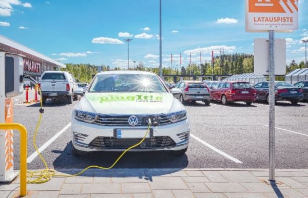 Субсидия от 2000 евро на домакинство при покупка или лизинг на електромобил, като за машини с цена над 50 000 евро помощта не се отпуска. 
Дял на зареждаемите електромобили: 6.9%
БВП на глава от населението: 43 570 евро
