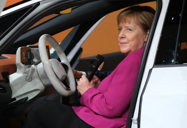 По актуалните мерки, приети от кабинета на Меркел, чистите електромобили и колите с водородни горивни клетки се спонсорират с по 9000 евро, а плъг-ин хибридите - с по 6 750 евро. Ако цената им надхвърля 40 000 евро, субсидията се намалява съответно на 7500 евро за електромобил и 5625 евро за хибрид.
Дял на зареждаемите електромобили: 3.0%
БВП на глава от населението: 41 510 евро
