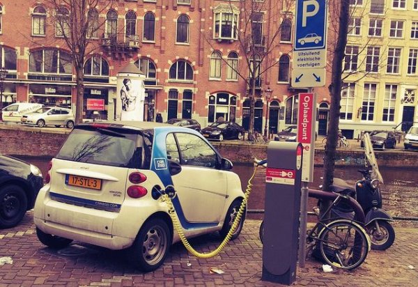 Една от първите държави в Европа, която започна активно да насърчава електрическата мобилност. Днес в сила са множество схеми за подпомагане и данъчни отстъпки при покупка на електромобил. Стойността им зависи от конкретния случай, но само спестените данъци обикновено са за няколко хиляди евро. 
Дял на зареждаемите електромобили: 15.0%
БВП на глава от населението: 46 710 евро
