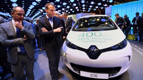 Правителството на Макрон отпуска до 7000 евро за всякакви автомобили с емисии СО2 под 20 г/км, и до 5000 евро при връщане на стар автомобил и покупка на нов или употребяван с емисии под 50 г/км. Така на практика максималната възможна помощ от държава е 12 000 евро. 
Дял на зареждаемите електромобили: 2.8%
БВП на глава от населението: 35 960 евро
