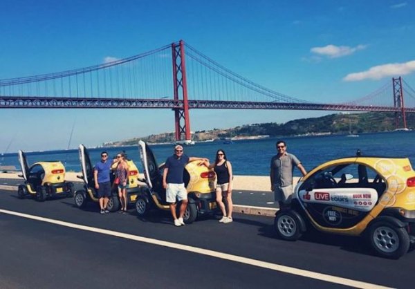 Субсидията за покупка на електромобил за граждани и фирми може да стигне до 3000 евро. 
Дял на зареждаемите електромобили: 5.7%
БВП на глава от населението: 20 640 евро
