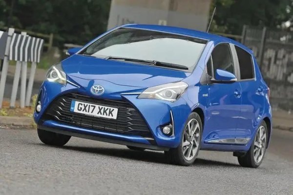 Третото поколение Toyota Yaris е интелигентно, просторно и изключително надеждно и дори има хибридна опция. За посочения бюджет може да се купи някой от по-ранните екземпляри, като срещу похарчените пари получавате красива и солидна малка кола, която също е добра за шофиране, макари и не толкова забавна, колкото някои от нейните конкуренти. Yaris също е един от по-просторните автомобили в своя клас, с много вътрешно пространство за тези отзад.
