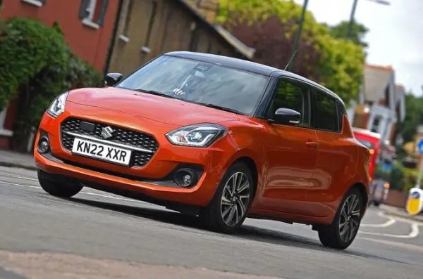 Забавен за шофиране, много икономичен и щедро оборудван, предишният Suzuki Swift е чудесен избор за тези, които търсят малък автомобил на добра цена. Той предлага избор между 1,2-литров бензинов двигател с 89 к.с. или 109 к.с., както и трицилиндров 1,0-литров с турбо &ndash; със или без хибридна помощ. Swift е лек, доста практичен и евтин за закупуване втора употреба. Също така предлага и първокласна надеждност.
