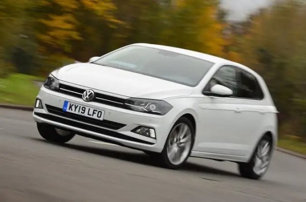 Употребяван Volkswagen Polo струва повече за закупуване от много от конкурентите си, поради което завършва едва на трето място, но в него се чувствате така, сякаш получавате повече. Той е удобен, има гъвкаво возене и добре завършен интериор, който имитира по-големия Volkswagen Golf. Малките бензинови двигатели с турбокомпресор са най-добрият избор, тъй като обикновено са по-плавни и по-тихи от дизелите.

