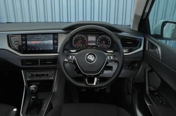 Силни страни: гъвкаво каране, щедро вътрешно пространство, тишина в движение.

Слабости: Seat Ibiza е подобен, но по-забавен, шумен дизелов двигател, проблем с предпазния колан, надеждността не е от най-високите.
