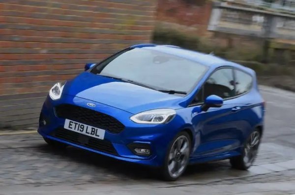 Ford знае как да прави малки коли добре, а атрактивната Fiesta има страхотна возия и спретнато управление. Тя е удобна и практична. Нейната информационно-развлекателна система не е съвсем наравно с най-добрата в класа, разбира се, но останалата част от пакета е толкова добра, че покупката си заслужава. За посочения бюджет може да се намери 5-годишен екземпляр.
