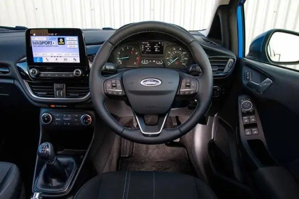 Силни страни: брилянтен за шофиране, много богат комплект за безопасност, ударни двигатели Ecoboost. 

Слабости: малък багажник в сравнение с конкурентите, няма толкова място за краката отзад като VW Polo или Seat Ibiza, евтини вътрешни пластмаси, надеждността може да бъде проблем.
