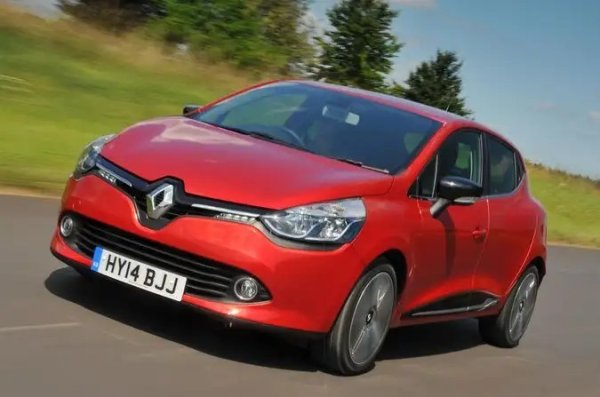 Предишното поколение Renault Clio винаги е било популярен избор за всички, които търсят добре изглеждаща, изискана и пораснала малка кола. Освен това е добре оборудван. Версията 1.5 dCi 90 предлага икономия на гориво, но освен ако не планирате да пътувате много, динамичният 0.9 TCE бензин е по-добрият вариант.
