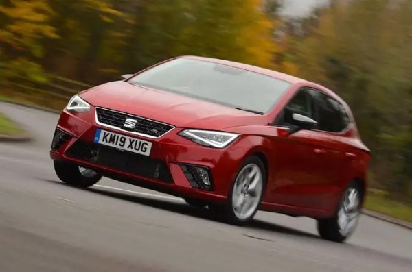 Предишните поколения на Seat Ibiza бяха популярни, но никога не стигнаха върха в класа на малките автомобили. Всичко това се промени, когато Seat пусна това отлично пето поколение Seat Ibiza през 2017 г. Той е с отличителен стил и има много простор в интериора. Той вози много добре, удобен e и e практичен. Версията с 1.0 TSI е отличен избор.
