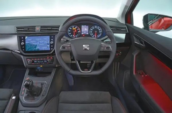 Силни страни: страхотен за каране, забележително просторен, мощни бензинови двигатели.

Слабости: интериорът може да бъде по-класически, повечко шум от пътя.
