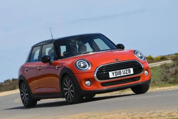 Малко коли от този клас са по-желани от Mini. То се справя добре, предлага се с широка гама двигатели и има висококачествен интериор. Вярно е, че има по-малко  място в багажника и задните седалки са тесни, но ако практичността не е толкова голям проблем, няма съмнение, че Mini е добър вариант.
