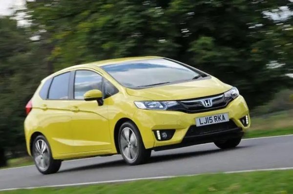 Увеличаването на полезното вътрешно пространство беше целта на Honda с това предишно поколение Honda Jazz и японците успяха. Пространството в багажника е наравно с хечбековете от класа по-горе, а задните му седалки могат да се сгънат напълно. В допълнение, основата на задната седалка може също да се сгъне към облегалката на седалката, за да позволи високи или широки предмети да бъдат товарени на ширина. Освен това е на върха, когато става въпрос за надеждност.
