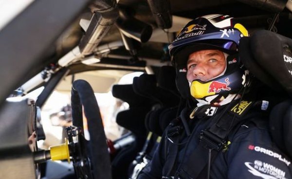 Създатели на Extreme E са испанецът Алехандро Агaг, основал преди това Formula E, и Жил де Феран, двукратен шампион от американските CART серии. Със собствени отбори участват трима шампиони от Формула 1 - Нико Розберг, Дженсън Бътън и Люис Хамилтън. Бътън дори участва в един от стартовете. Иначе в болидите ще забележите живи легенди като Карлос Сайнц, победителката в Дакар Юта Клайншмид, четирикратния световен шампион по рали крос Йохан Кристоферсон и самия Себастиян Льоб. От този сезон съотборник на Клайншмид ще е Насър Ал-Атия, четикратният победител в Дакар и олимпийски медалист по стрелба. 
