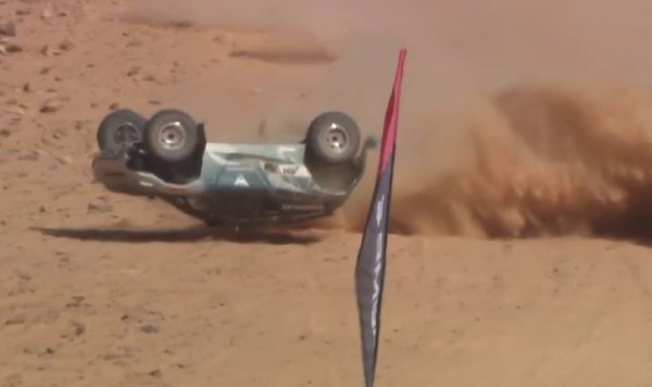 Не ви е нужен скъп абонамент, за да следите състезанията - те се излъчват пряко онлайн, включително и в YouTube канала на Extreme E (за квалификациите, а финалното състезание се излъчва там на запис). В България стартовете се предават по каналите Discovery+, Eurosport Player, XE Website & Social.
Самите състезания са с доста необичаен формат: всяко започва с два квалификационни кръга, в петък и събота, последвани от масов старт в неделя. А в масовия старт има множество хитрости, измислени да го направят максимално атрактивен за зрителите. 
