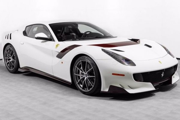 Ferrari F12tdf е радикалната версия на модела Ferrari F12. Тази суперкола се продава в Нюпорт Бийч (Флорида), като също е с минимален пробег - 107 км. Плащате 1,295 млн долара (1,1 млн. евро) и го получавате.