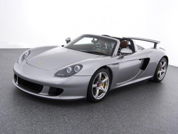 Това е един от трудно намиращите се за продажба модел на Porsche, като в същото време е сред най-популярните, особено за феновете на марката, които го разпознават заради невероятния звук на V10 двигателя. Тази кола е изминала само 8055 км за 16 години, така че е в отлично състояние