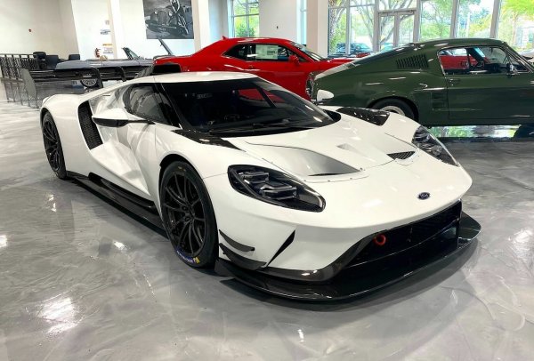 Още преди да бъде представен официално, последният Ford GT беше разграбен като топъл хляб. Интересът беше толкова голям, че Ford се принуди да увеличи бройката на произведените бройки от модела, като в същото време наложи забрана на собствениците им да ги препродават за определен период от време. Този автомобил е от специална серия от 45 бройки и е единственият, който се продава в момента.