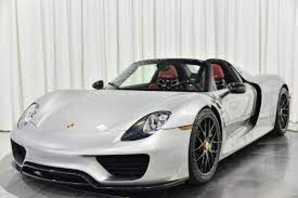 Porsche 918 Spyder е колекционерска кола. Компанията от Щутгарт е произвела само 918 бройки от модела, като тази е 637-ата и е напълно нова. Тя е оборудвана с пакета Weissach, който подобрява аеродинамиката, както с магнезиевите джанти. Това обаче ще струва близо 2 млн долара, но всяка мечта си има цена.