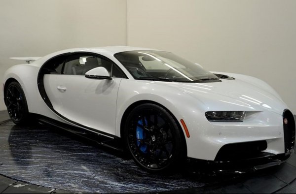 Bugatti Chiron излезе като наследник на Bugatti Veyron през 2016 година. Планираният тираж на този модел е е 500 бройки, като не всички още са намерили собствениците си. До момента VW Group е продал около половината, така че може да се сдобиете и с нов, но ще трябва да чакате. Ако искате употребяван Chiron, този ще ви струва 3,2 млн долара (2,7 млн евро).