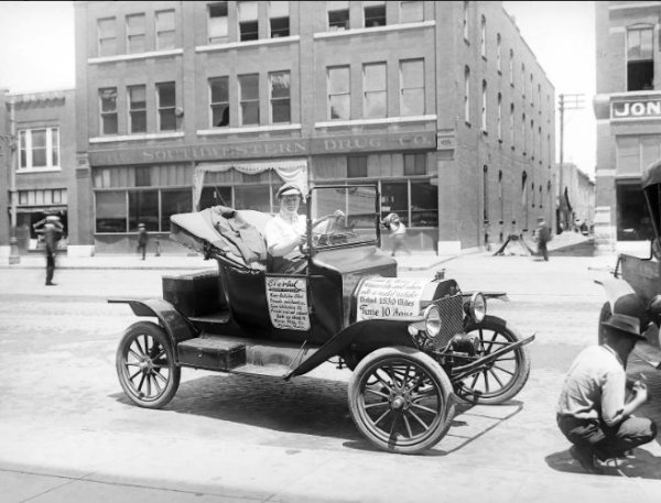 Хенри Форд прави революция, като неговите автомобили се повяват в цял свят. Именно Ford пуска първия &bdquo;народен автомобил&ldquo; - Model T, , или както го наричат в Америка, &bdquo;Tin Lizzie&ldquo; - просто и надеждно превозно средство, което се произвежда без значителни промени от 1908 до 1927 г.
 
Докато дизайнът и конструкцията на машината остават непроменени, производствените технологии се променят значително. Методът на занаятчийско сглобяване отстъпи място на модерна поточна линия, благодарение на която става възможно &ldquo;Тин Лизи&ldquo;да се произвежда в милиони бройки годишно. 