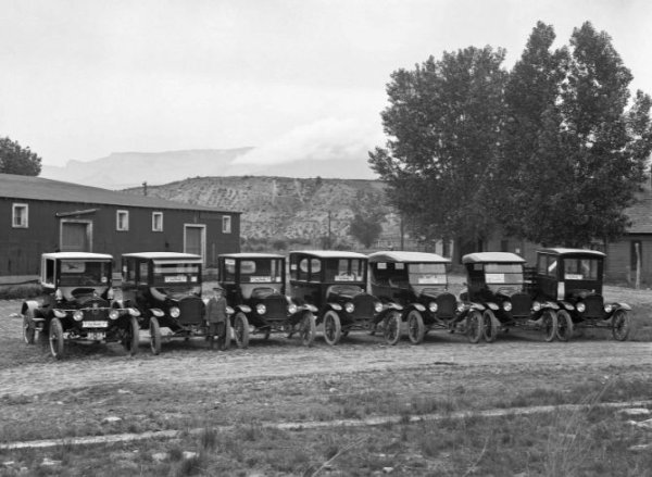 За това помага и простата конструкция. Двигателят се охлажда с помощта на термосифонна система без водна помпа. Смазването на мотора се осигурява чрез пръскане на масло от картера. Мощността на 2,9-литровия, 4-цилиндров двигател достига 20 к.с. Двустепенната планетарна скоростна кутия се превключва с помощта на педали. 

Цената на Ford Model T в началния период на производство през 1908-1910 г. е 850 долара, което е около една трета по-евтино от колите от този клас, продавани тогава. Но след 10 години, с въвеждането на конвейера, производствените разходи рязко спадат. Машината се продава за 350 долара, което през 1920 г. се равнява на около половината от средния годишен доход на американски работник. Общо са произведени повече от 15 милиона Ford Model T.