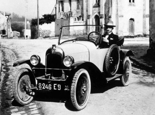 Във Франция въпросът за производството на &bdquo;народна кола&ldquo; по примера на Ford T възниква след Първата световна война. Разработката му е започната Андре Ситроен - френски индустриалец, който е направил капитала си от доставката на боеприпаси. През юни 1919 г. той преобразува военните си предприятия, за да произвежда обикновен автомобил Citroen A (10CV) и много бързо създава поточната им линия. Още през 1920 г. заводът сглобява повече от 100 Citroen A на ден.