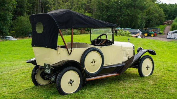 Това е наистина необичайна кола, която има  монококова каросерия, предно задвижване, електрически фарове, тристепенна скоростна кутия и отворена каросерия. Благодарение на 4-цилиндровия двигател с 18 конски сили, колата може да ускори до 65 км/ч. През първата година на производство цената на Citroen A (10CV) е 7950 франка, а година по-късно, поради високата инфлация, се покачва до 12 500 франка. Средната заплата на работник във Франция по това време е 700 франка.

Общо от 1919 до 1921 г. са произведени 24 000 бройки Citroen A (10CV), а подобрената му версия Citroen B със затворено метално тяло е продадена в 90 000 екземпляра. 