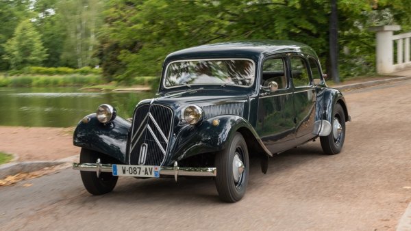 Най-известният модел на Citro&euml;n през първата половина на 20 век е Traction Avant, който е представен през 1934 г. Името на колата означава &bdquo;Предно задвижване", като това е революционен седан, проектиран от известния италиански дизайнер Фламинио Бертони. 

Конструкцията на автомобила е толкова необичайна, колкото и външният му вид. Двигателят е разположен надлъжно и стои зад предната ос. Към него отпред е прикрепена 3-степенна скоростна кутия, която е защитена от броня. Между силовия агрегат и трансмисията има диференциал, свързан с валове, водещи към задвижващите предни колела. 