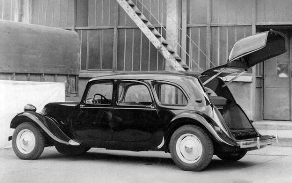 Traction Avant се задържа на конвейера от 1934 до 1957 г., като са произведени общо 760 000 броки. Цената на колата през 1934 г. е 15 000 франка. Освен това средната работна заплата рядко надвишава 1400 франка. 