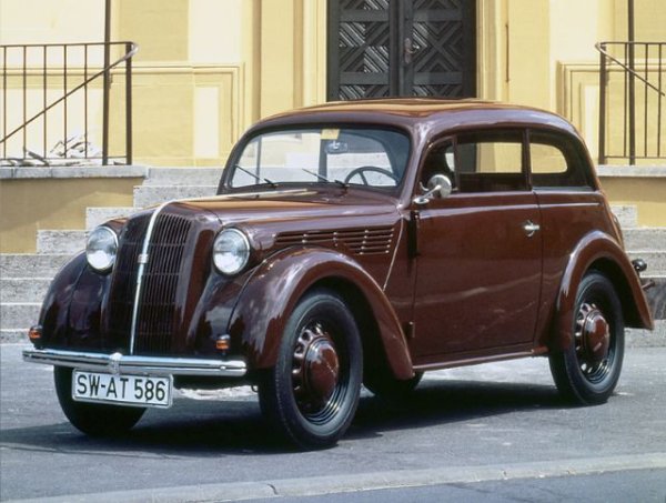 Първият опит за създаване на истински &bdquo;народен автомобил&rdquo; в Германия е направен от американци. General Motors използва марката Opel, да разработи компактния Kadett, предназначен за граждани със средни доходи. Автомобилът има монококова каросерия, електрически фарове и независимо предно окачване. 

За разлика от Citro&euml;n Traction Avant, Opel Kadett е със задвижване на задните колела. Автомобилът получава с 4-цилиндров бензинов двигател с мощност 23 к.с. и непрекъснат заден мост на надлъжни пружини.