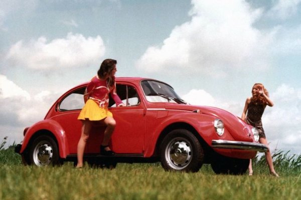 Мощността на 1,1-литровия двигател е 25 к.с. По-късно на автомобили се появи 1,6-литров &bdquo;боксер&ldquo;, развиващ 50 к.с. В Германия Volkswagen K&auml;fer се произвежда до 1978 г. След това производството е преместено в Мексико, където Beetle се сглобява в различни модификации до 2003 г. Общо са произведени повече от 21 милиона K&auml;fer със задно разположен двигател. 

В края на 30-те години се смята, че &bdquo;народната кола&ldquo; в Германия трябва да струва 990 марки. Въпреки това, поради избухването на войната, цената вече е различна. Volkswagen K&auml;fer през 70-те години струва около 10 000 марки, което приблизително отговаря на шестмесечната заплата на работник в Германия. 