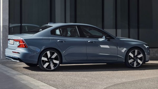 Шведите изградиха репутацията си благодарение на своите седани и комбита, но сега се отказват от тях в името на SUV моделите. S60 приключва тази година. Съдбата на S90, което се произвежда в Китай, още не е окончателно решена, но покрай митата на Тръмп е сигурно, че повече няма да се изнася за САЩ. 
