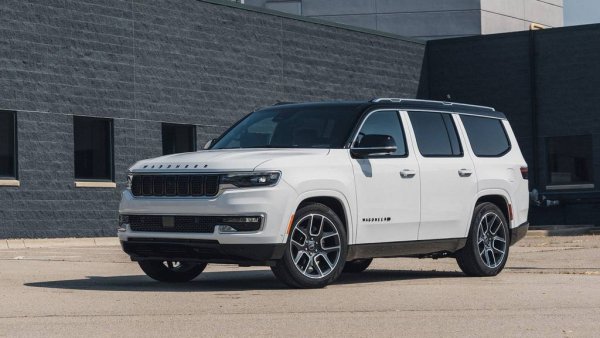 Jeep, който допреди няколко години бе златната кокошка на Stellantis, днес е жертва на твърде хаотична стратегия. Докато в Европа марката налага евтини модели като Avenger и Renegade, в Северна Америка огромни средства и усилия бяха насочени към налагането на възродения Wagoneer сред луксозните големи SUV. Напразни усилия, защото продажбите останаха твърде скромни, и през 2026 на пазара ще остане само версията Grand Wagoneer.

