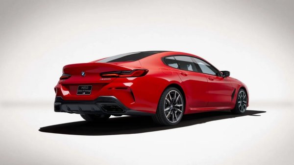 Спортното купе ще се произвежда само до пролетта на идната година и след това ще напусне сцената. За да го изпратят подобаващо, баварците пускат лимитираната версия Edition M Heritage, с ретро цветове, още по-луксозен интериор и най-добрата версия на чудовищния V8. Колекционерска кола без всякакво съмнение. 
