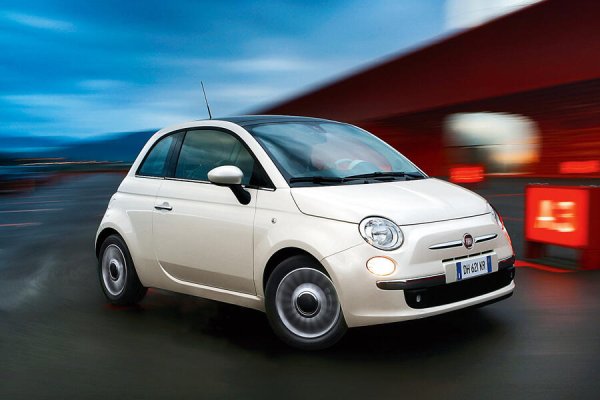 Когато най-накрая беше изтеглен от продажба тази година, след 17 години и повече от 2,5 милиона продадени бройки, прероденият Fiat 500 все още не изглеждаше като стар автомобил. Фактът, че неговият заместник, който ще бъде пуснат в продажба по-късно тази година, изглежда практически същият, е доказателство за устойчивостта на този симпатичен, вдъхновен от 50-те години силует.

Проектираният от Франк Стивънсън модел използваше съществуваща архитектура в нов, компактен формат – евтин за разработване и производство, а ретро-модерният му вид и стилни довършителни елементи му придаваха престиж, който дотогава липсваше в класа на градските автомобили.
