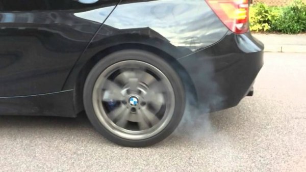 Най-опасното за двигателя е рязкото потегляне без предварително загряване. Ако водачът ежедневно не оставя колата да работи на празен ход поне минута и потегля веднага след стартиране на двигателя, това със сигурност ще му докара сериозни проблеми.  Факт е, че в първите секунди двигателят стартира помпата и изпомпва масло през системата за смазване. 

Възстановяване на работата на силовия агрегат, за да се избегне краткотрайно маслено гладуване, отнема известно време Освен това, сега има много двигатели, които са чувствителни към термично разширение поради малкия размер на буталата. Високото натоварване на студен двигател води до надраскване в цилиндрите. Затова преди всяко пътуване е важно да изчакате поне минута-две, за да заработи маслената помпа, и едва след това бавно да стартирате и загрявате двигателя в движение с внимателно движение без внезапно ускорение и забавяне. 